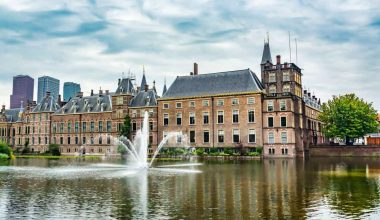 Stunning photograph of the historic Binnenhof castle in the Netherlands