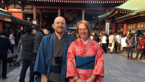 Lady and husband in a popular site in  tokyo, takes a picture